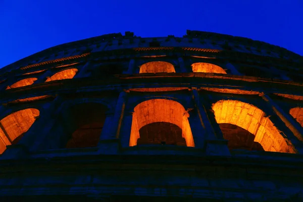 Arquitetura Roma Antiga Iluminada Durante Noite Arcos Coliseu — Fotografia de Stock