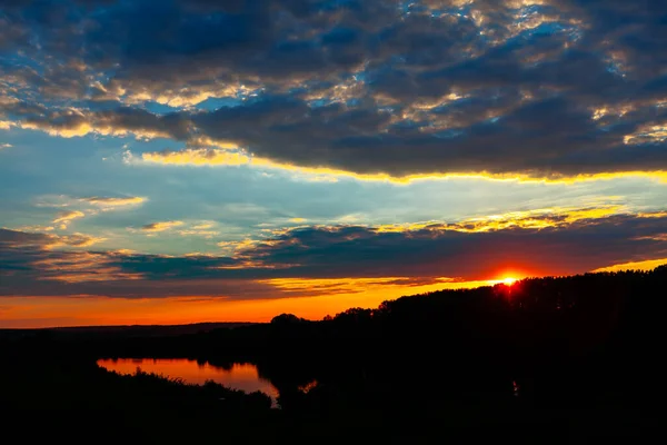 Краєвид Захоплюючого Заходу Сонця Відображає Озері — стокове фото