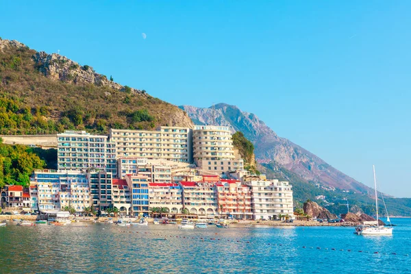 Kustplaats Rafailovici Montenegro Hotels Aan Zee Zomervakantie Strand Van Adriatische — Stockfoto