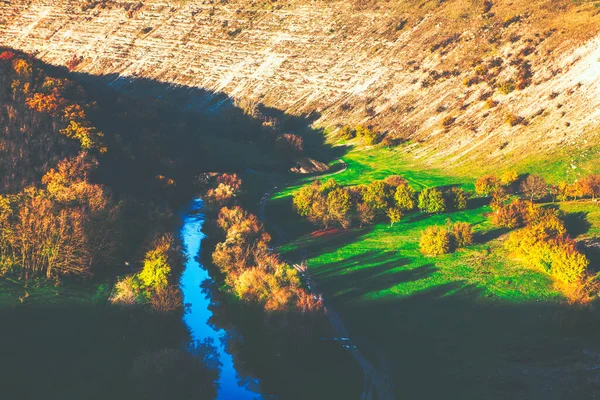 Filmische Natur Luftaufnahme Von Flusstal Und Felsigen Hügeln — Stockfoto