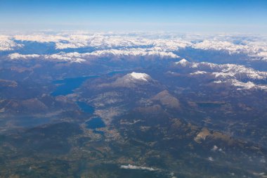 İsviçre dağları ve göllerinin panoramik görüntüsü. Karlı tepeleri olan Alpler manzarası