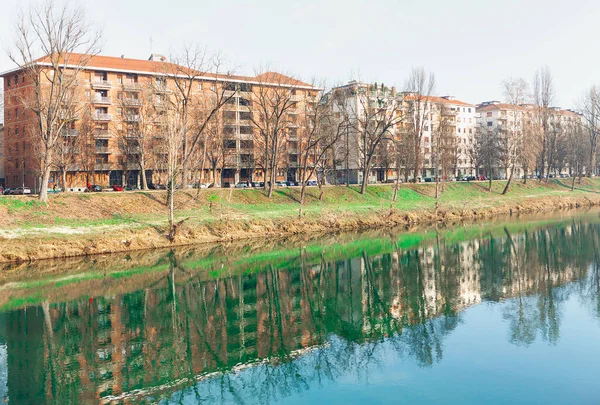 都灵河畔住宅区 位于意大利托里诺波河沿岸的房屋 — 图库照片