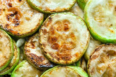 Kızarmış kabak yemek için hazır.