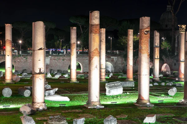 Starověké Sloupce Piazza Foro Traiano Římě Itálie Noční Pohled Starožitné — Stock fotografie