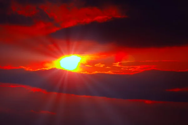 赤い空の暗い雲の中の太陽 — ストック写真