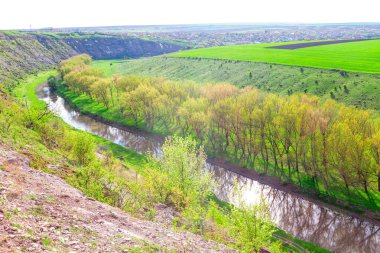 Nehir vadisi ve tepeler, hava manzarası. Riverside İlkbahar Panoraması 