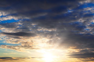 Sabah gökyüzünde gün doğumu ve bulutlar 