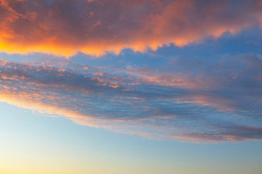 Pastel renkli bulutlar Sabah gökyüzünde 