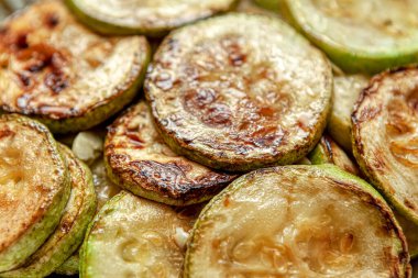 Yağda kızarmış kabak, yemek için hazır.