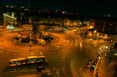 Barcelona 'daki Espana Meydanı' nın gece manzarası. Barcelona 'nın merkez bölgesinde gece vakti