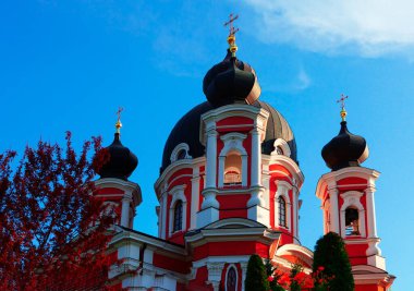 Hıristiyan rahipler için ibadet yeri. Günbatımında kilise. Haçlı kubbeler