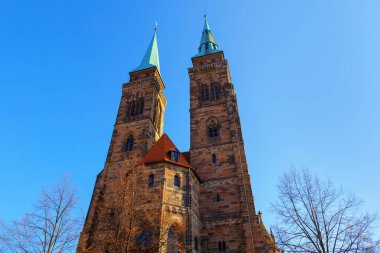Nuremberg 'deki Lutheran kilisesi Aziz Sebald. Gotik Katedral Kuleleri. Sebalduskirche Nurnberg