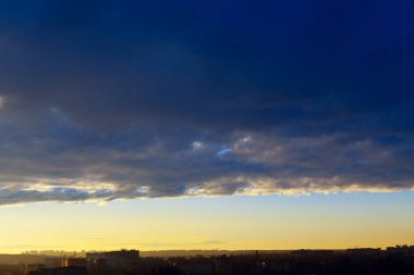 Şehrin üzerinde kara bulutlar. Akşamları dramatik bir gökyüzü
