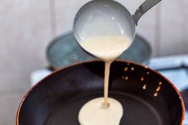 Krep hazırlığı. Krep için kepçe