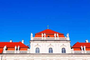 Çatıdaki mermer dekoratif heykeller. Kalenin kiremitli kırmızı çatısı