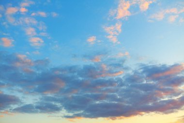 Gökyüzü sabahın erken saatlerinde fantastik bulutlarla kaplı. 