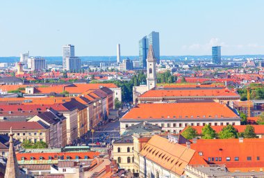 Modern mimarinin panoraması ve Münih 'in eski kasabası. Alman şehir hava görüntüsü 