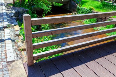 Yaya köprüsünün ahşap bir parçası. Dere üzerindeki yaya köprüsü 