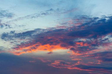Gece parlayan cennet. Yumuşak ışıkta bulutlar 