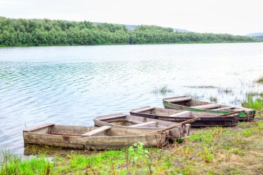 Nehir kıyısında dört ahşap tekne