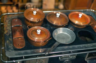 Ocakta bakır tencereler. Minyatür mutfak düzeni