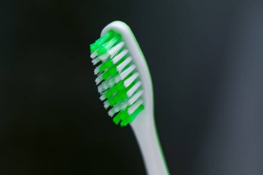 Karanlık bir arka planda diş fırçası. Hassas dişler için yumuşak diş fırçası.