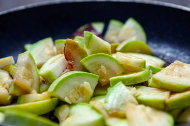 Kızarmış Dilimlenmiş Kabak, akşam yemeği için sağlıklı yemek. 