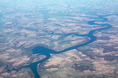 Ukrayna 'daki Dnister Nehri ve Bakotska Körfezi' nin havadan görüntüsü. Nehir ve dallar tepeden görünüyor