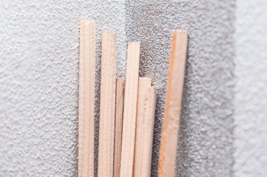 Tahta kaplı boncuklar. Pencere için kereste ürünü bitiriliyor 