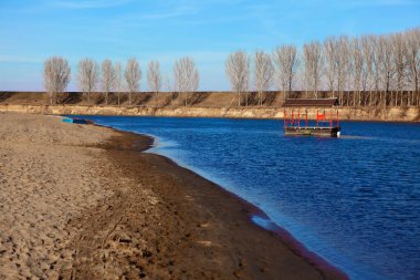 Sezon dışı nehir kıyısı kumsalı. Baharda nehir kıyısında