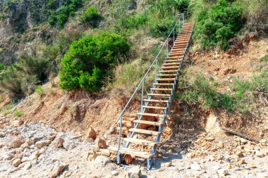 Tahta merdivenler sahile iniyor. Kıyı heyelan 