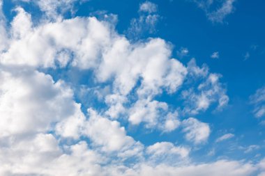 Mavi gökyüzünde bulutlu beyaz bulutlar