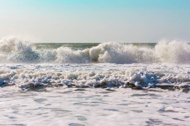 Deniz dalgaları sıçrıyor. Yaz rüzgarı boyunca deniz dalgaları