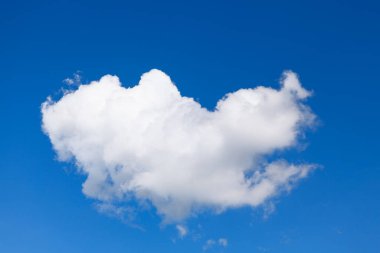 Mavi gökyüzünde klasik beyaz bulut 