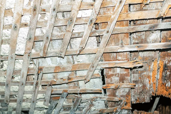 Потолочные Деревянные Доски Разрушенной Штукатуркой Разрушенные Детали Дома — стоковое фото