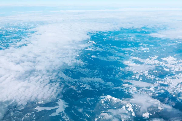 Білі Хмари Над Горами Засніженими Вершинами — стокове фото