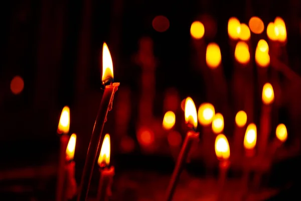 Accendere Candele All Interno Della Stanza Buia Pasqua Pregando — Foto Stock