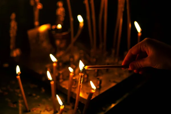 Con Una Vela Mano Habitación Oscura Con Velas Encendidas — Foto de Stock