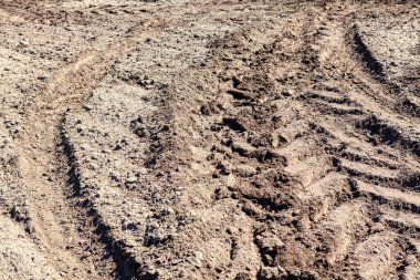 Topraktaki traktör izi. Tarımsal zemin