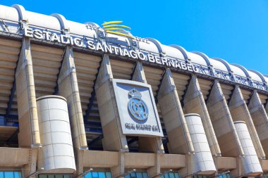 Madrid, İspanya 'daki Santiago Bernabeu futbol stadyumunun cephesi. Real Madrid 'in ana stadyumu 