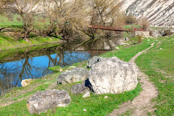 Nehir Kenarında Sessiz Bir Yer Nehir Kenarındaki Doğal Kayalar — Stok fotoğraf