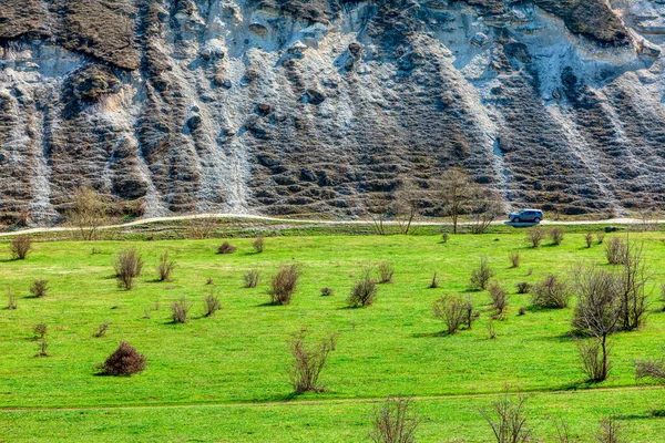 Odkrycie Natury Samochodem Jeżdżę Skalistymi Klifami Zielona Łąka Wzgórze — Zdjęcie stockowe
