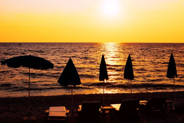 Sombrillas Playa Atardecer Paraíso Junto Mar Crepúsculo Destino Vacaciones Verano — Foto de Stock