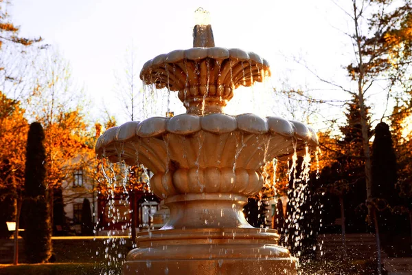 Marmeren Fontein Met Spetterend Water Buitenfontein Met Basisboog Herfst Het — Stockfoto