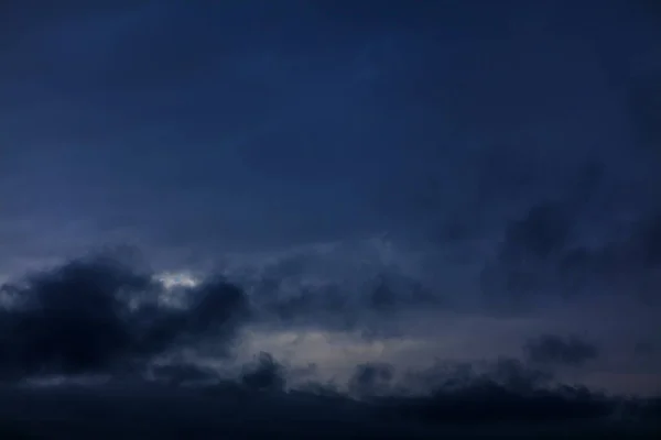 Svarta Moln Vid Mörk Himmel Läskig Himmel — Stockfoto