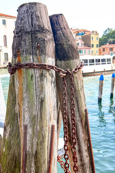 Pilares Madera Para Barcos Lugar Para Aparcar Góndolas Venecia Cadenas — Foto de Stock