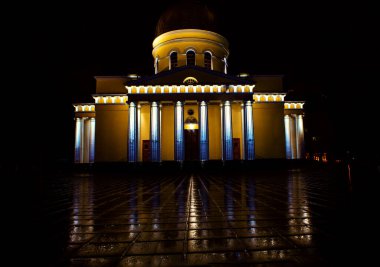 Geceleri sütunları olan bir katedral. Kilisenin neoklasik mimarisi. Yağmurlu bir gece. Chisinau Moldova 'daki Moldova Ortodoks Kilisesi' nin ana katedrali