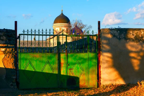 Porte Dans Cour Église Vue Coupole Église Sur Clôture — Photo