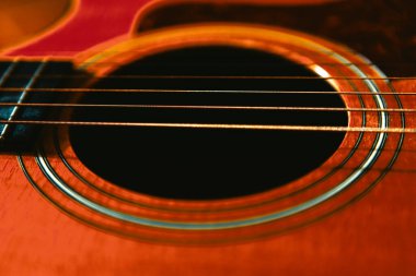 Akustik Gitar Soundhole ve Altı Telli. Tahta gitarın bir parçası. 