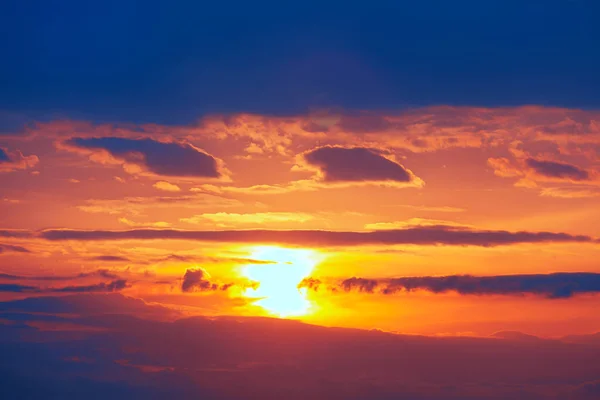 夕方には壮大なオレンジ色の空 濃い青の雲の夕日 — ストック写真